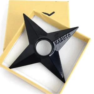 Shuriken negro de cuatro puntas con diseño inspirado en el anime Naruto.