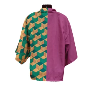 Kimono inspirado en Tomioka de Demon Slayer con diseño geométrico verde y amarillo y la mitad roja.