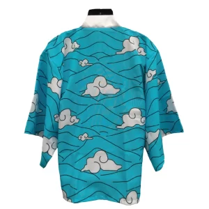 Kimono inspirado en Urokodaki de Demon Slayer con diseño de nubes blancas y fondo azul.