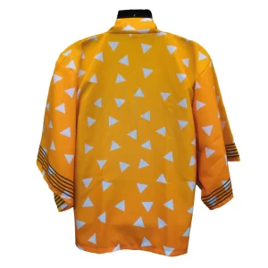 Kimono inspirado en Zenitsu de Demon Slayer con diseño de triángulos blancos.