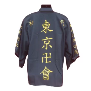 Kimono inspirado en Tokyo Revengers con diseño negro y letras doradas.