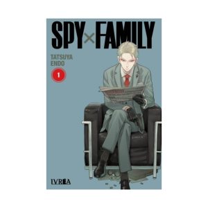 Loid leyendo un periódico en un sillón en la portada de Spy x Family Vol. 1.