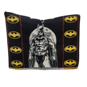 Poncho con diseño de Batman y el clásico logo del murciélago.