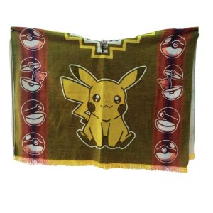 Poncho con diseño de Pikachu y Pokébolas de Pokémon.