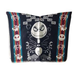 Poncho negro tejido de El Extraño Mundo de Jack con Jack Skellington, Zero y motivos de Halloween.
