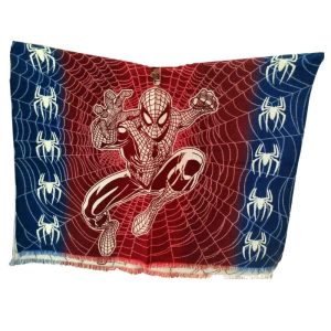 Poncho Spider-Man con diseño de telarañas en rojo y azul