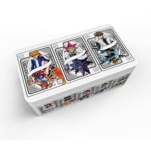 Caja metálica Yu-Gi-Oh! 2025 Mega-Pack Tin blanca con ilustraciones de Joey, Yugi y Kaiba.
