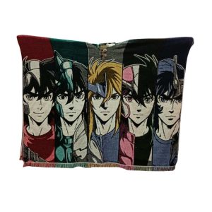 Poncho tejido de Saint Seiya con los cinco Caballeros de Bronce: Seiya, Shiryu, Hyoga, Shun e Ikki.